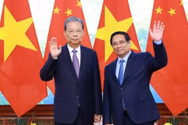 Prime Minister Pham Minh Chinh (R) receives Zhao Leji, member of the Standing Committee of the Political Bureau of the Communist Party of China (CPC) Central Committee and Chairman of the Standing Committee of the National People’s Congress (NPC) of China, in Hanoi on September 2. (Photo: VNA)