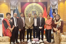 Vietnamese Ambassador to Bangladesh Nguyen Manh Cuong (fourth from right) and local media representatives (Photo: VNA)