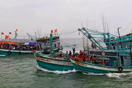 The Nghinh Ong Song Doc Festival takes place about 5-7km offshore. (Photo: VNA)