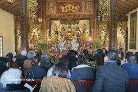 The Vietnamese community in France pray for peace at the Truc Lam Zen Monastery. (Photo: VNA)