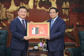Prime Minister Pham Minh Chinh (R) and acting head of Samsung Electronics' Device Experience Division Roh Tae Moon. (Photo: VNA)