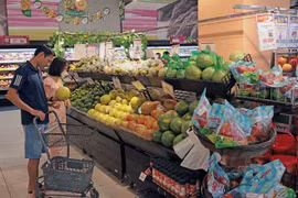 People shop at a supermarket in Hanoi (Photo: VNA)