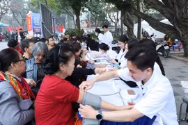 Elderly citizens have their blood pressure checked (Photo: VNA)