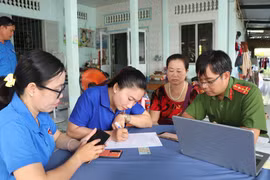 Police in Can Tho city have organised a weekend model to create favourable conditions for local residents in handling administrative procedures. (Photo: VNA)