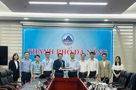 An investment certificate on chip design is given to SkyeChip, a Malaysia-based leader in semiconductors, at a ceremony on January 2. The city has attracted 14 investors in semiconductor and chip design from the US, Korea, Malaysia and Vietnam. (Photo courtesy of Quynh Anh)