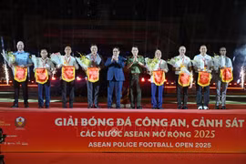 Prime Minister Pham Minh Chinh and Minister of Public Security General Luong Tam Quang present flowers and souvenir flags to heads of the football teams at the opening ceremony of the ASEAN Police Football Open 2025. (Photo: VNA)