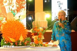 People’s Artisan Ton Nu Thi Ha introduces nem cong (peacock spring rolls) and cha phuong (phoenix patties) of Hue. (Photo: VNA)