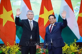 Prime Minister Pham Minh Chinh (R) welcomes Speaker of the Hungarian National Assembly Kover Laszlo in Hanoi on October 20. (Photo: VNA)