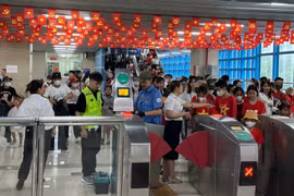 A large number of people choose the Cat Linh - Ha Dong metro as their means of transport to the area to watch the combined rehearsal of the parade and procession during the National Day. (Photo: VNA) 