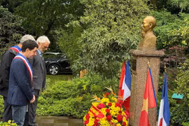 The wreath-laying ceremony at the Ho Chi Minh statue in Montreau Park, France (Photo: VNA)