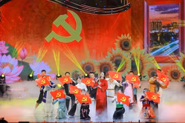 A performance staged at the political-artistic programme entitled “Duong len phia truoc” (The road ahead) held in Hanoi on February 4. (Photo: VNA)