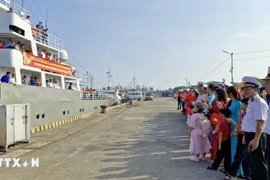 The working delegation prepares to depart from the port of Naval Region 2 Command in Ho Chi Minh City on the morning of January 16. (Photo: VNA)