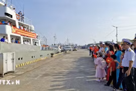 The working delegation prepares to depart from the port of Naval Region 2 Command in Ho Chi Minh City on the morning of January 16. (Photo: VNA)