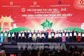 Thirty outstanding exhibitors are honoured at the first Autumn Fair 2025's closing ceremony on November 3. (Photo: VNA)