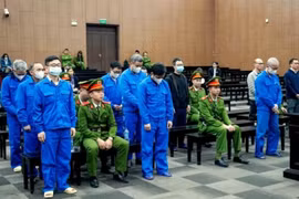 The defendants at the trial. (Photo: tuoitre.vn)