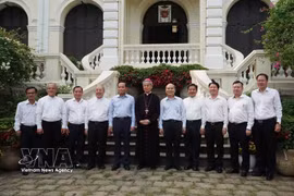 Secretary of the Party Committee of Ho Chi Minh City Tran Luu Quang (fifth, left) visits and extends New Year greetings to the Archbishop’s Palace of the Ho Chi Minh City Archdiocese on February 10 (Photo: VNA) 