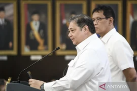 Coordinating Minister for Economic Affairs Airlangga Hartarto (left) and Finance Minister Purbaya Yudhi Sadewa deliver a press statement on the government’s priority programmes at the Presidential Office in Jakarta, September 15, 2025. (Photo: ANTARA/Muhammad Adimaja/YU)