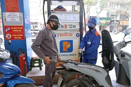 E5RON92 petrol is now sold at the maximum of 18,438 VND (0.7 USD) per litre. (Photo: VNA)