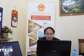 Vietnamese Trade Counsellor in Algeria Hoang Duc Nhuan answers questions raised by business representatives (Photo: VNA)