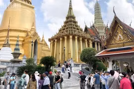 Crowds of visitors explore the historic Wat Phra Kaew in Thailand. (Photo: nhandan.vn)