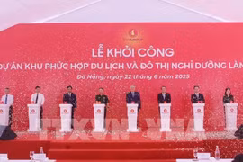 Permanent Deputy Prime Minister Nguyen Hoa Binh, Vice Chairman of the National Assembly Nguyen Duc Hai and delegates at the groundbreaking ceremony of the Lang Van tourism and resort complex in Da Nang city. (Photo: VNA)