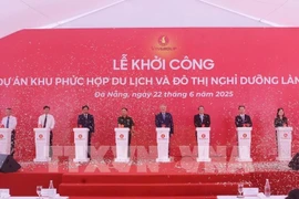 Permanent Deputy Prime Minister Nguyen Hoa Binh, Vice Chairman of the National Assembly Nguyen Duc Hai and delegates at the groundbreaking ceremony of the Lang Van tourism and resort complex in Da Nang city. (Photo: VNA)