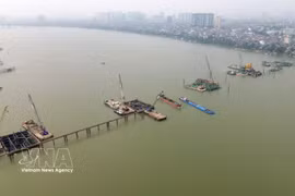 Construction of Tran Hung Dao bridge, one of seven bridges spanning the Red River, launched in 2025, alongside Hong Ha, Me So, Tu Lien, Ngoc Hoi, Van Phuc and Thuong Cat bridges (Photo: VNA)