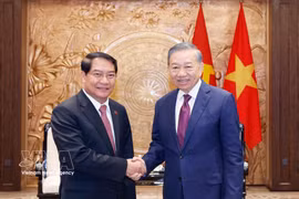 General Secretary of the Communist Party of Vietnam Central Committee and President of Vietnam To Lam (R) receives Athsaphangthong Siphandone, member of the Lao People’s Revolutionary Party Central Committee, Secretary of the Vientiane Party Committee and Chairman of the municipal People’s Council, in Hanoi on May 12, 2026. (Photo: VNA)