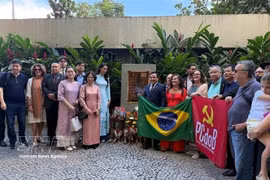 A flower-laying ceremony is held at the plaque in commemoration of President Ho Chi Minh on May 9 in Brazil's Rio de Janeiro city. (Photo: VNA)