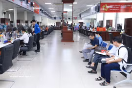 Citizens at the Public Service Centre of Tay Ninh province to process administrative procedures. (Photo: VNA)