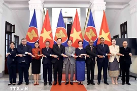 Acting Minister of Foreign Affairs Le Hoai Trung (centre) together with ambassadors and chargés d’affaires of ASEAN countries and Timor-Leste. (Photo: VNA)