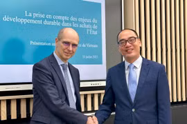 Jean-Yves Bertucci, President of the Court’s Litigation Chamber (left) and Deputy Auditor General the State Audit Office of Vietnam Bui Quoc Dung. (Photo: VNA)