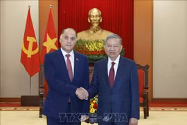 Party General Secretary To Lam (right) and State Secretary of the Security Council of Belarus Aleksandr Grigorievich Volfovich at their meeting on December 3 (Photo: VNA)