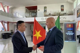 Vietnamese Ambassador to Algeria Tran Quoc Khanh (left) and GBRS’s General Director Hamel Derradji (Photo: VNA)