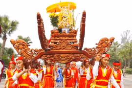 Processing the palanquins from nearby localities to the central festival yard of the Hung Temple in Phu Tho (Photo: baodantoc.vn)