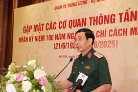 Politburo member, Vice Secretary of the Central Military Commission, and Minister of National Defence Gen. Phan Van Giang speaks at the meeting (Photo: VNA)