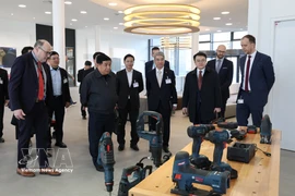 Deputy Prime Minister Nguyen Chi Dung visits Bosch Industrial in Stuttgart, Germany. (Photo: VNA)