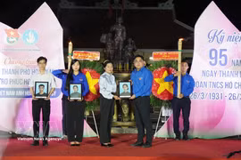 Ngo Minh Hai, Secretary of the Ho Chi Minh Communist Youth Union and President of the Vietnam Youth Federation of Ho Chi Minh City, presents portraits to the family of Heroic Vietnamese Mother Nguyen Thi Dau and her two children, martyrs Tran Thi Sau and Tran Van Chan. (Photo: VNA)
