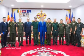 Vietnamese Ambassador to Cambodia Nguyen Minh Vu pays a New Year visit to the Royal Cambodian Armed Forces (Photo: VNA)