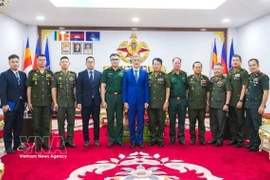 Vietnamese Ambassador to Cambodia Nguyen Minh Vu pays a New Year visit to the Royal Cambodian Armed Forces (Photo: VNA)
