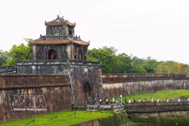 Tourists at the Hue Imperial Citadel (Photo: VNA)