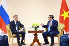 Prime Minister Pham Minh Chinh (R) meets with Russian Railways CEO Oleg Belozyorov (Photo: VNA)