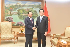 Deputy Prime Minister Mai Van Chinh (R) receives Chay Borin, Minister of Cult and Religion of Cambodia, in Hanoi on March 25 (Photo: VNA)