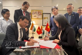 VINASA Vice Chairwoman and Secretary General Nguyen Thi Thu Giang (right) and SEPC General Director Abhay Sinha sign the MoU on cooperation in New Delhi on March 25. (Photo: VNA)