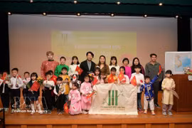 Students, teachers, and parents at the opening ceremony of the new academic year at the Cay Tre (Bamboo) Community Vietnamese Language School. (Photo: VNA)