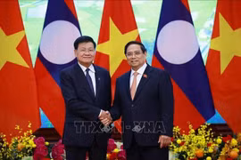 Prime Minister Pham Minh Chinh (R) and Party General Secretary and President of Laos Thongloun Sisoulith in Hanoi on October 24 (Photo: VNA)