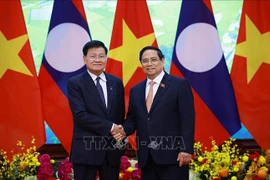 Prime Minister Pham Minh Chinh (R) and Party General Secretary and President of Laos Thongloun Sisoulith in Hanoi on October 24 (Photo: VNA)