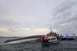 Forces approach the shipwreck area to conduct rescue operation. (Photo: VNA)