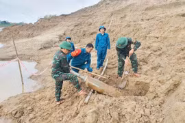 The bomb is located on the right bank of the Lam River, about 200m from Do Luong Bridge in Dang Son hamlet, Do Luong commune. (Photo: VNA)