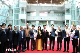 The honoured enterprises and individuals at the event. (Photo: VNA)